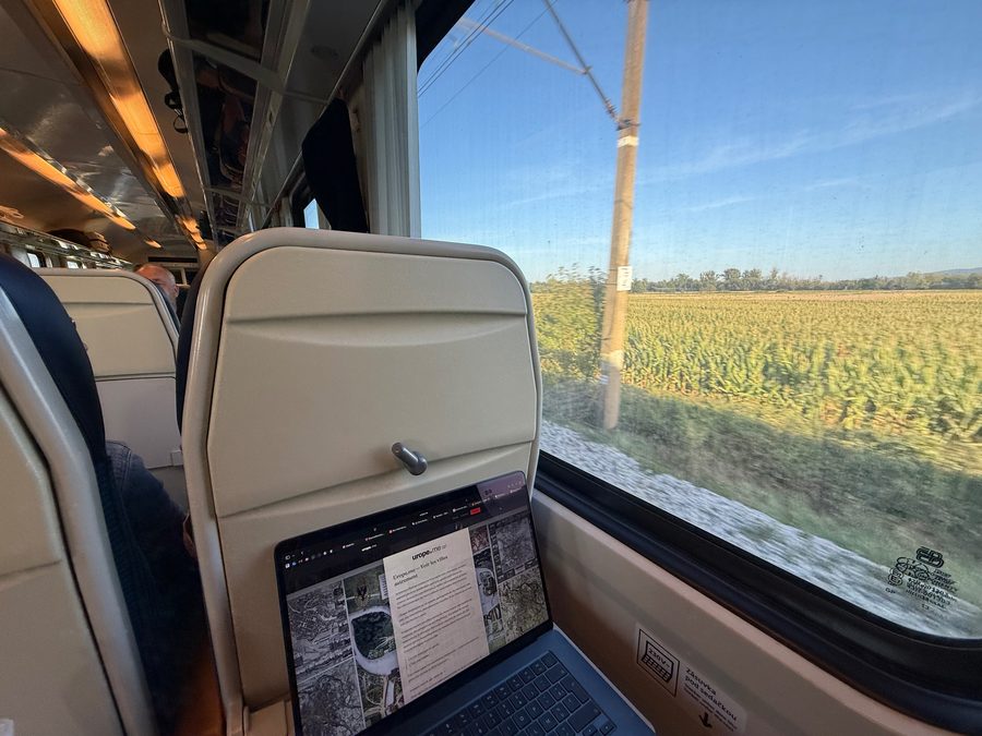 Cette page, vue depuis un train, en train d'être écrite