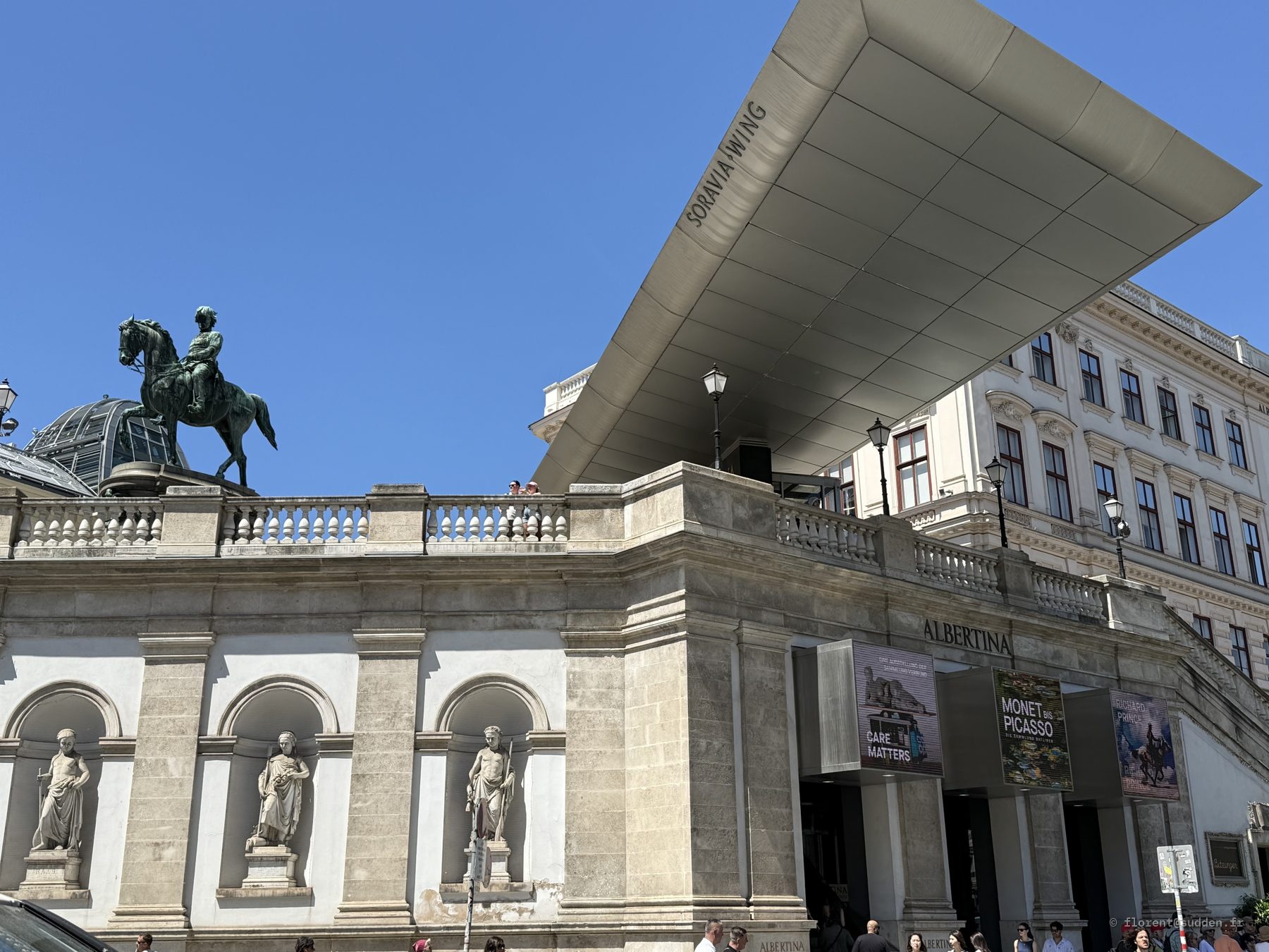 Musée Albertina à Vienne avec statue équestre et aile de toit métallique Soravia Wing
