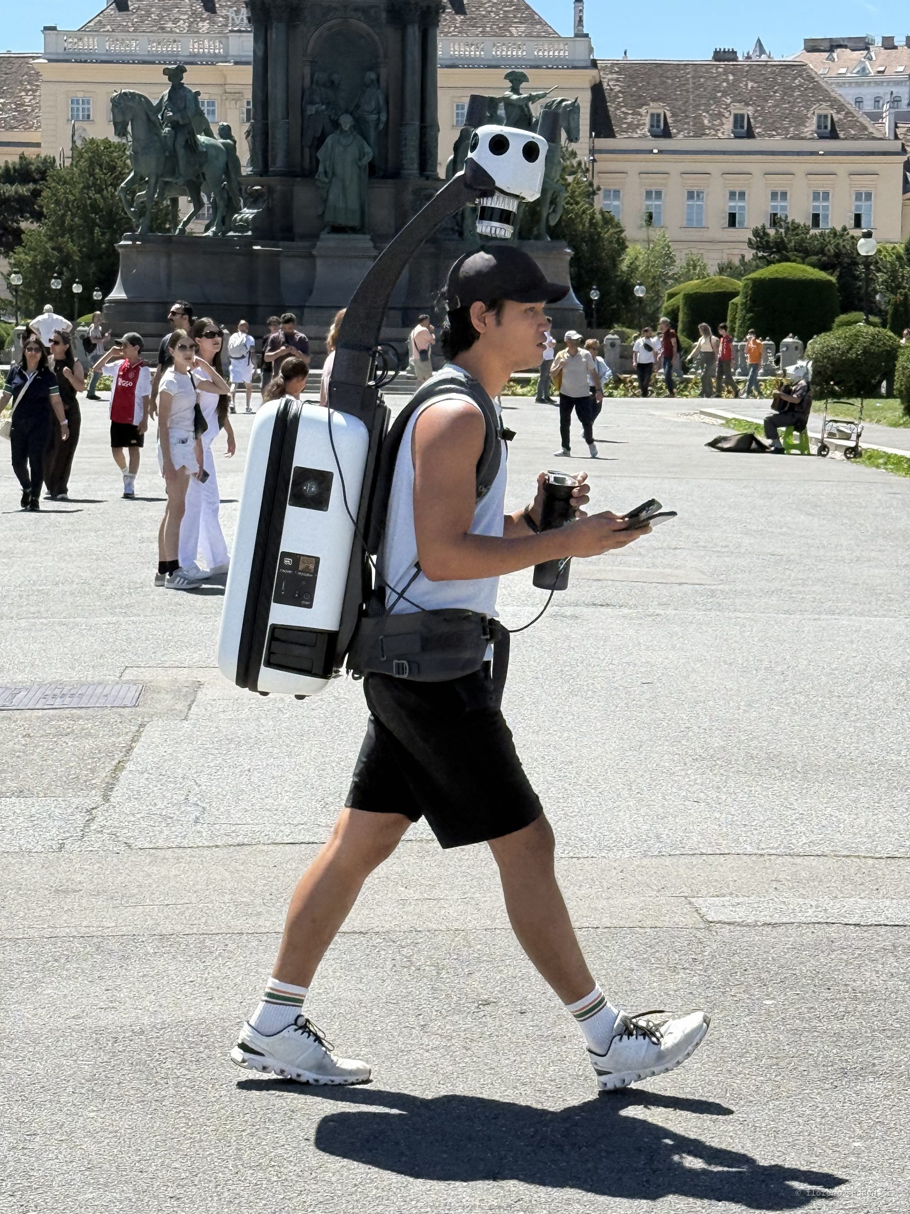 Porteur d'une caméra Street View de dos traversant la Maria-Theresien-Platz à Vienne