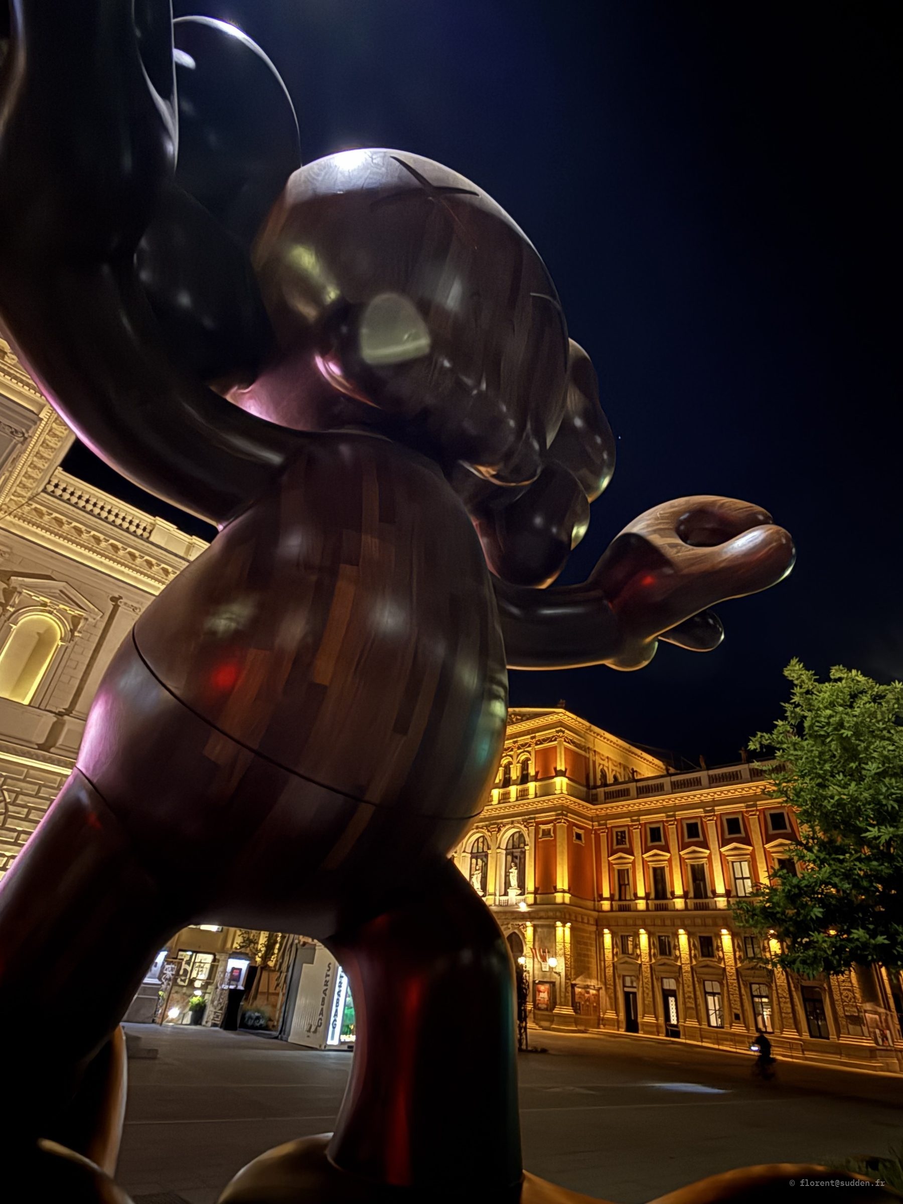 Sculpture en bois d'un ours devant le Musikverein de Vienne illuminé la nuit