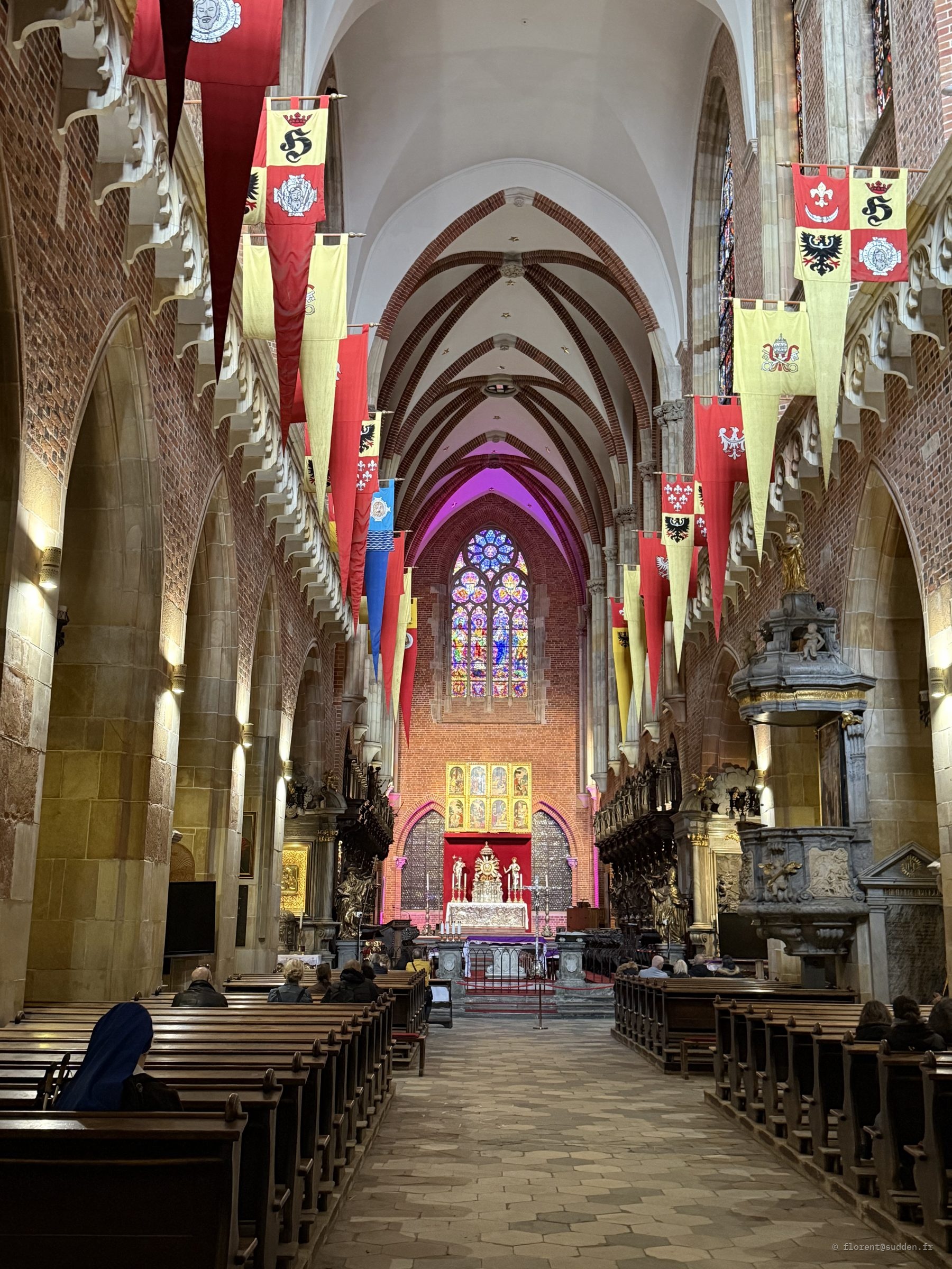 Nef de la cathédrale de Wrocław décorée de banderoles héraldiques rouge et or