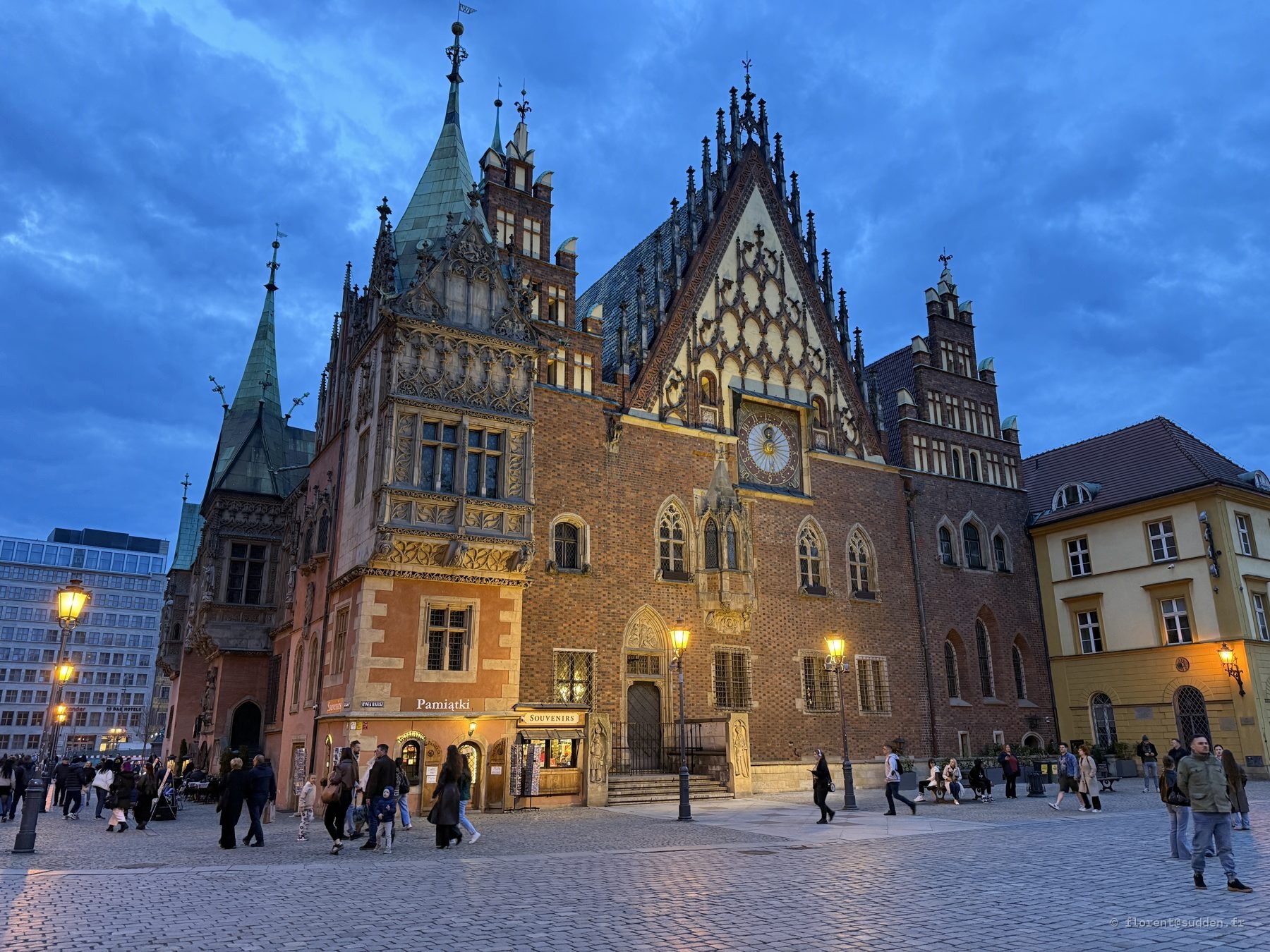 Hôtel de ville gothique de Wrocław illuminé au crépuscule