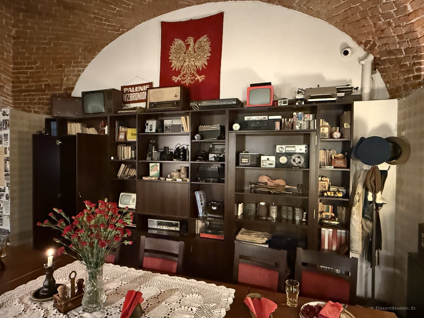 Intérieur d'un bar rétro polonais avec drapeau à l'aigle rouge, vieilles télévisions et radios