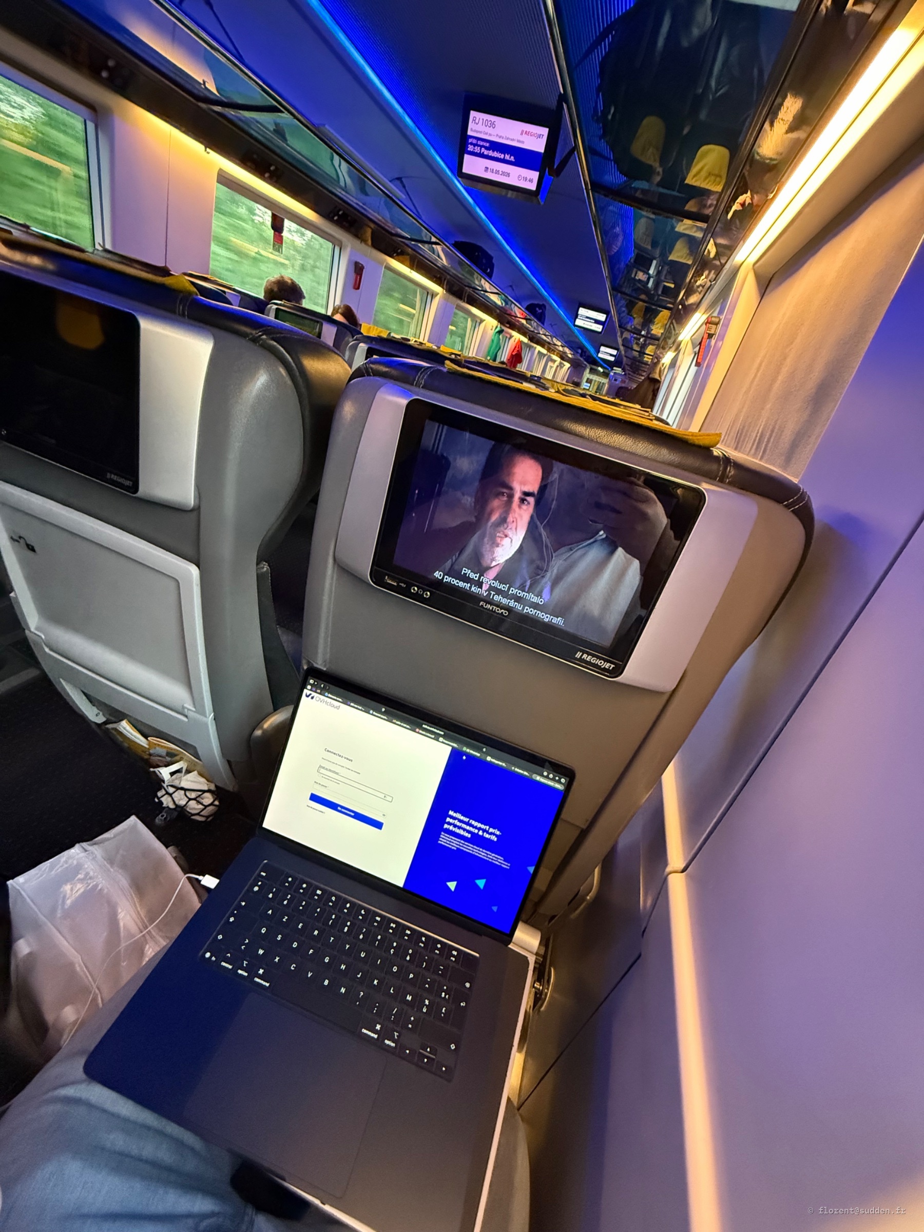 Écran digital et wifi gratuit.