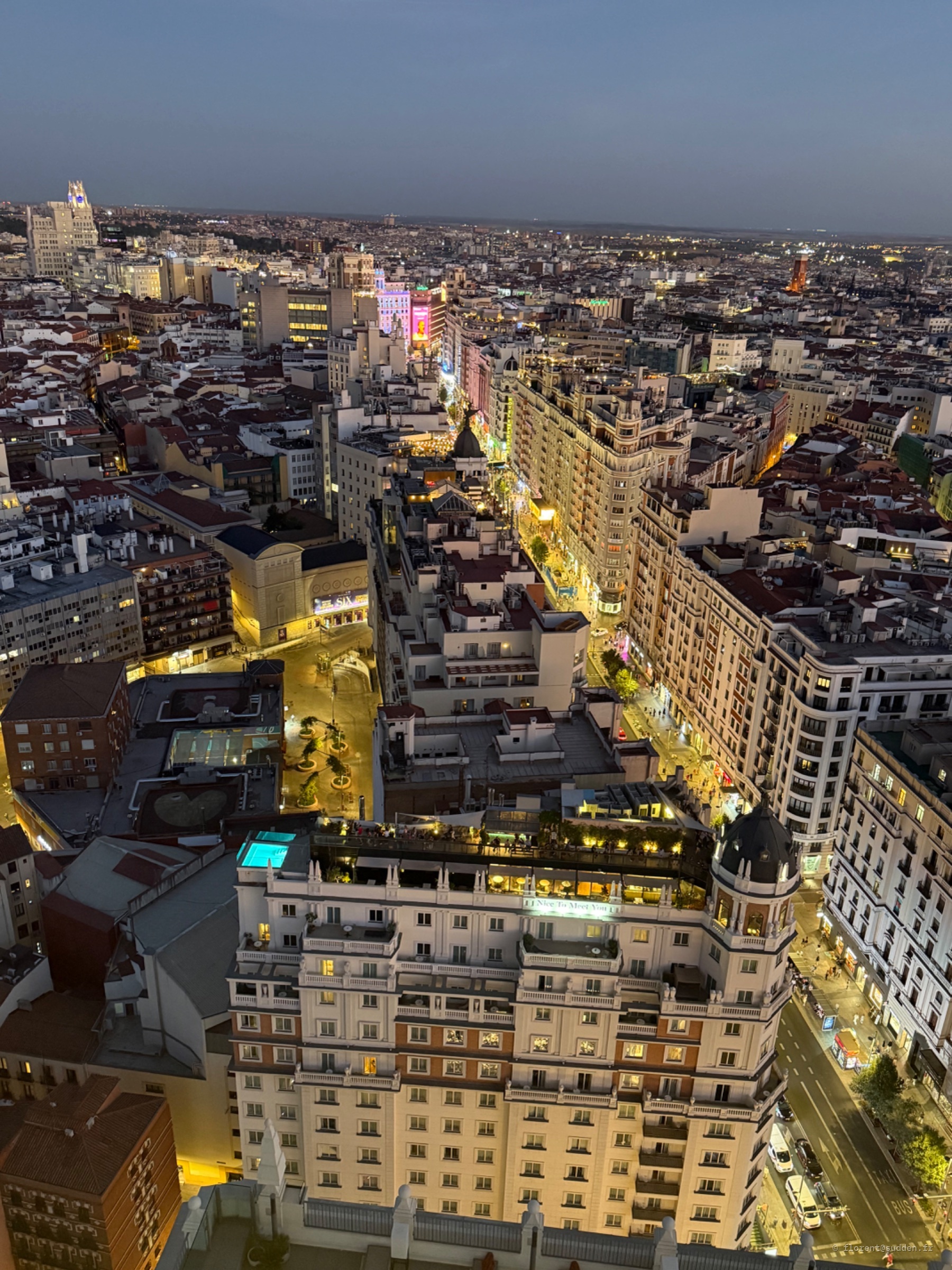 (Gran Via de nuit) : Madrid est un plateau d'or.