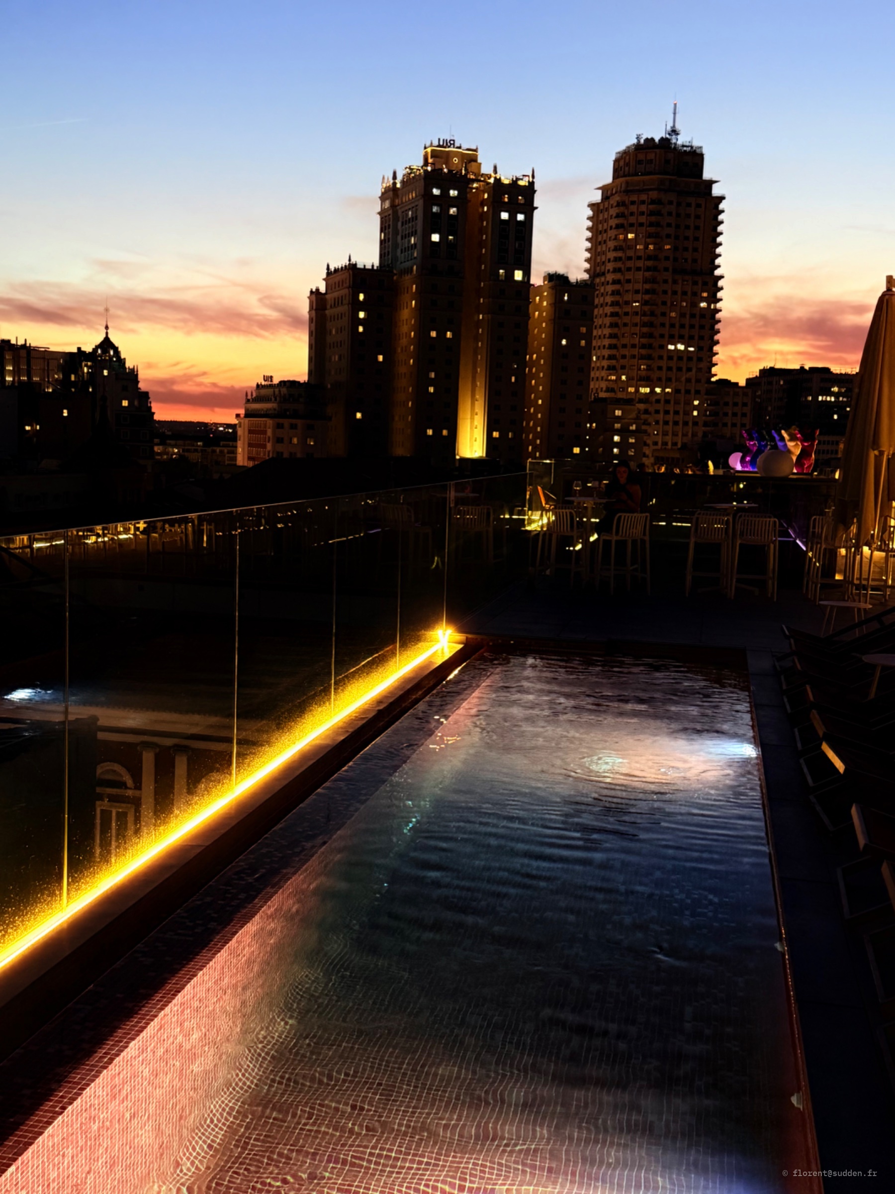 Piscine au couchant : La Torre de Madrid rougit. L'eau tremble encore. Hotel Rio en face.
