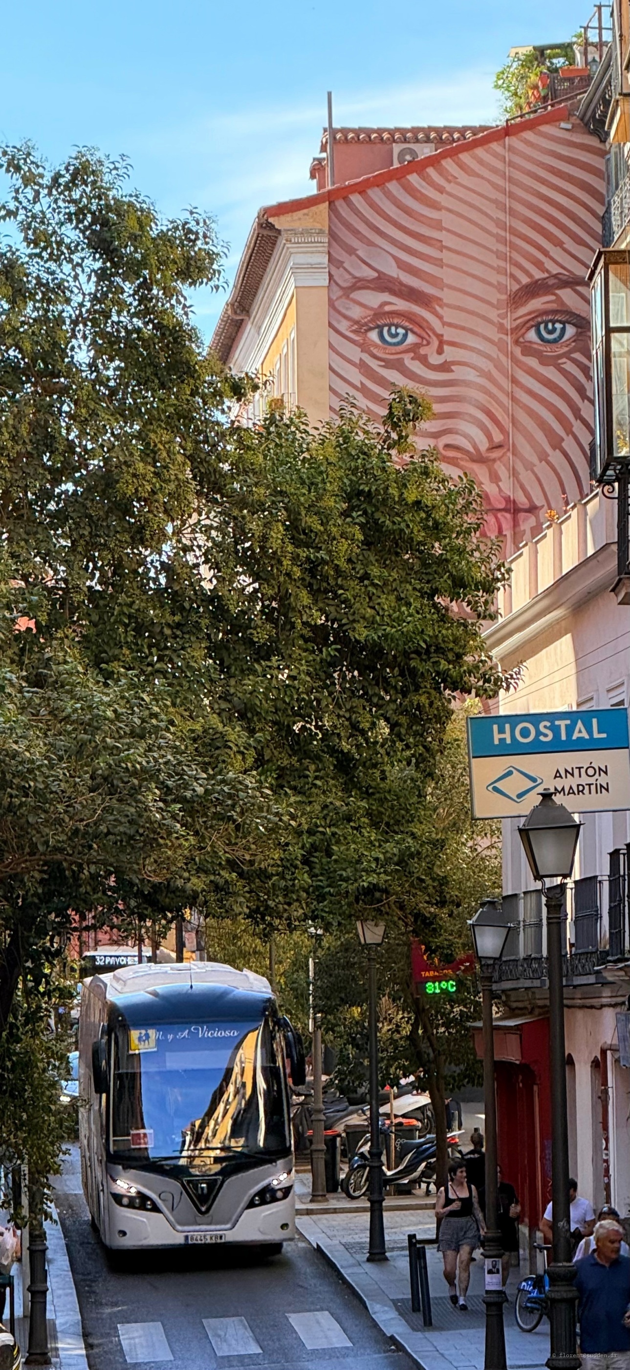 Fresque aux yeux, bus : 31°C. 