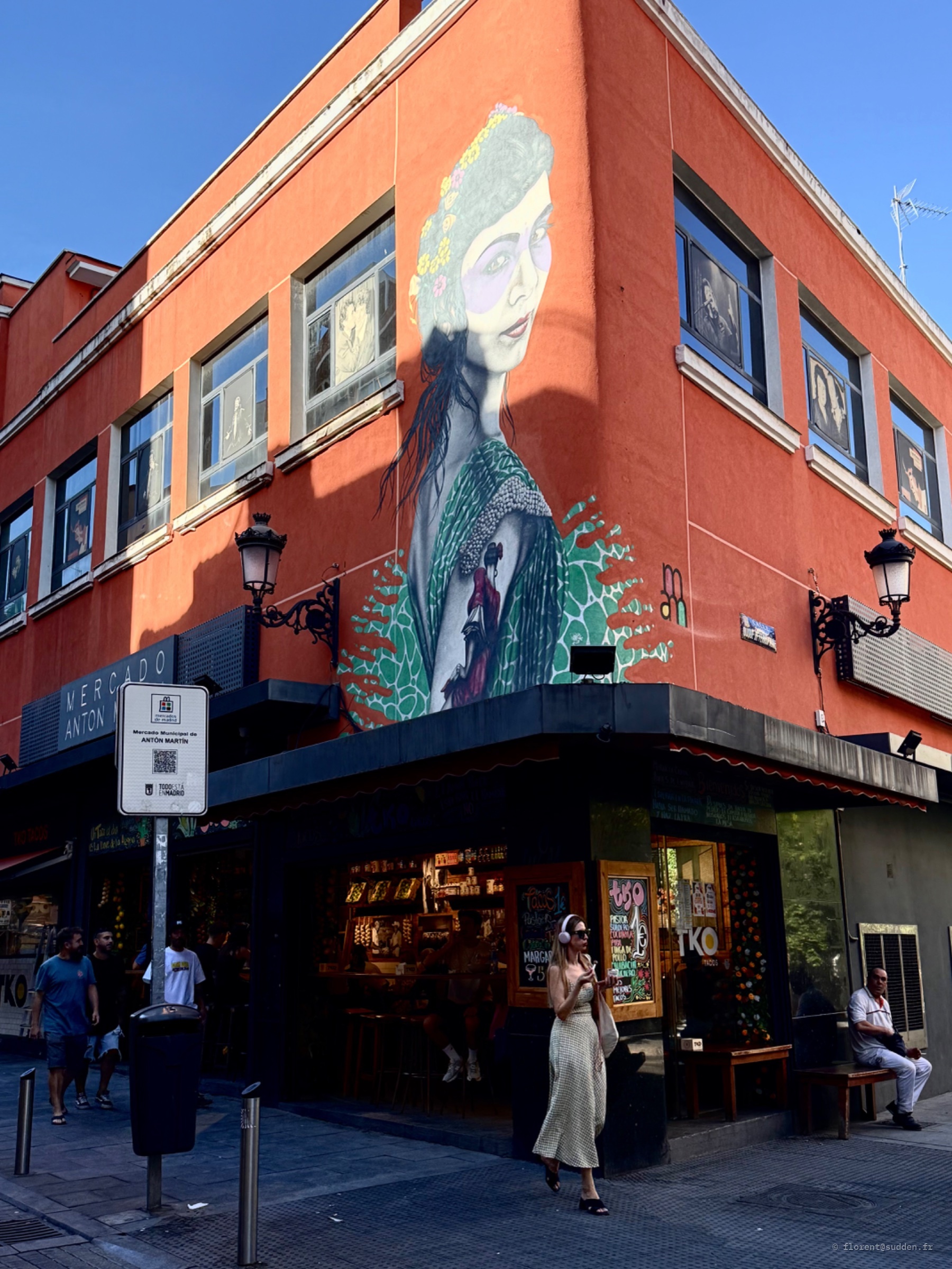 Mercado Antón Martín, fresque : Une femme en façade, des tacos au rez-de-chaussée.