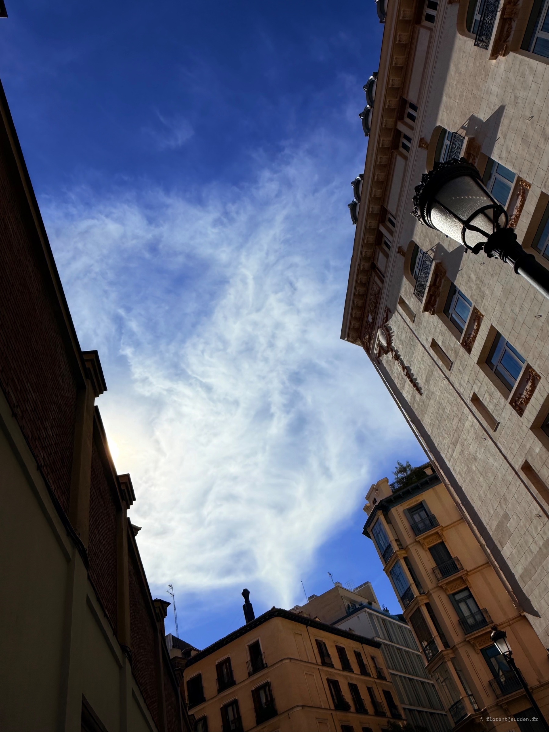 Ciel entre deux corniches.