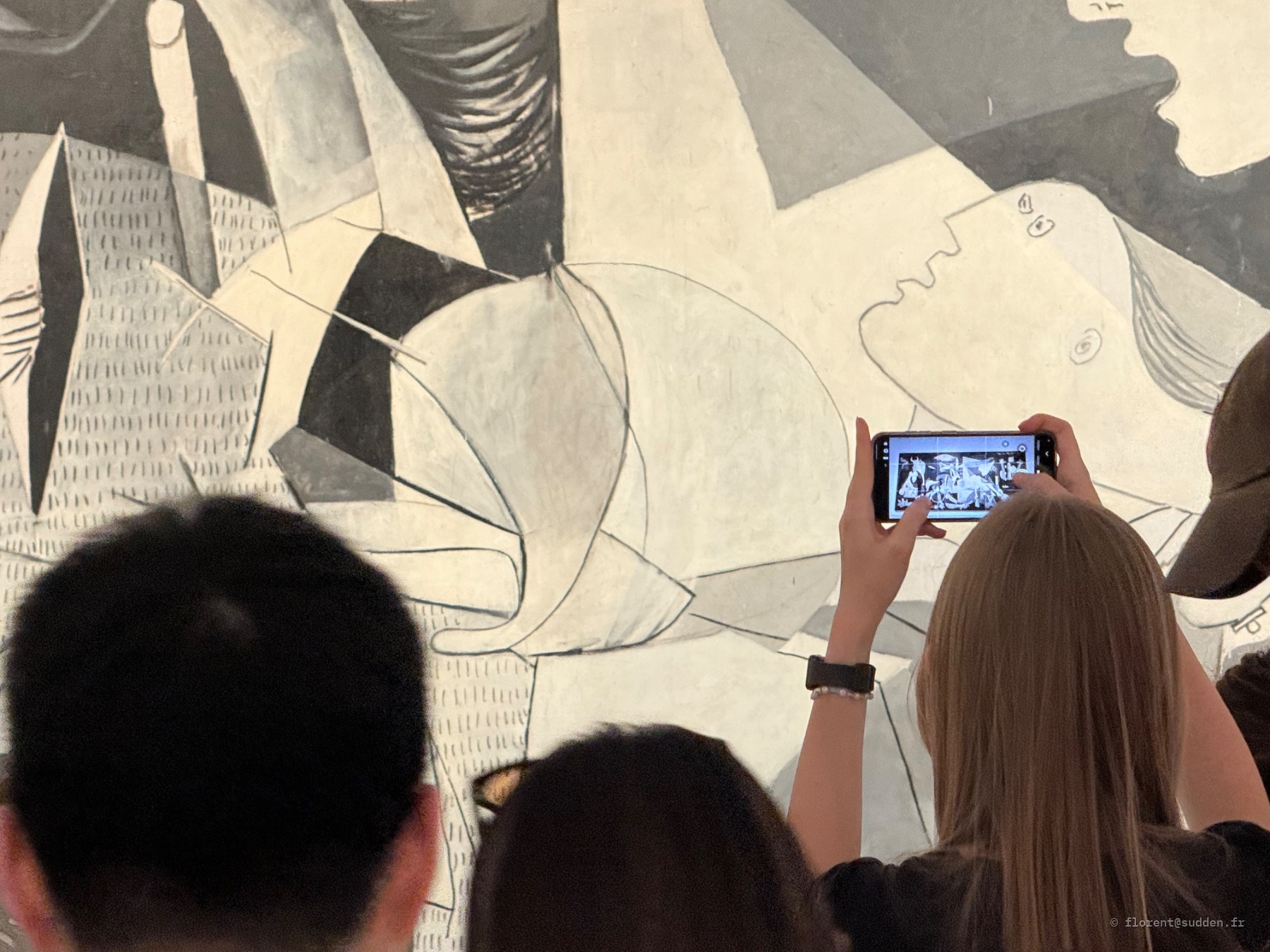 Devant Guernica, fresque monumentale de Picasso.